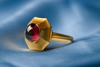 Medieval gold ring with a garnet cabochon, c.1280