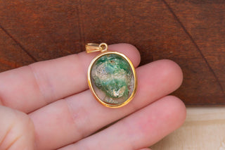 Antique Fluorite Cameo Pendant in Gold Mount, Late 19th–Early 20th Century