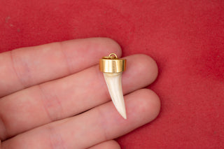 Vintage Gold Shark Tooth Pendant | 18K Gold, c.1980s–1990s