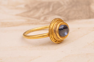 Ancient Javanese High-Karat Gold and Sapphire Ring, Classical Period (c.8th–10th