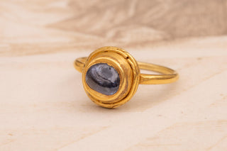 Ancient Javanese High-Karat Gold and Sapphire Ring, Classical Period (c.8th–10th