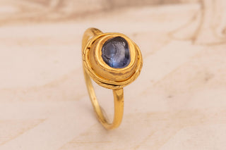 Ancient Javanese High-Karat Gold and Sapphire Ring, Classical Period (c.8th–10th