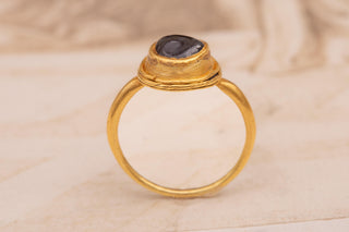 Ancient Javanese High-Karat Gold and Sapphire Ring, Classical Period (c.8th–10th