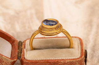 Ancient Javanese High-Karat Gold and Sapphire Ring, Classical Period (c.8th–10th
