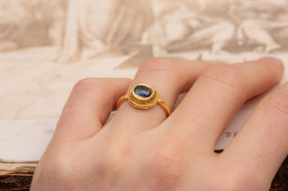 Ancient Javanese High-Karat Gold and Sapphire Ring, Classical Period (c.8th–10th