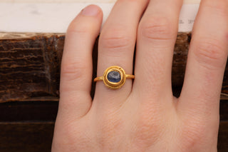 Ancient Javanese High-Karat Gold and Sapphire Ring, Classical Period (c.8th–10th