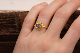 Ancient Javanese High-Karat Gold and Sapphire Ring, Classical Period (c.8th–10th