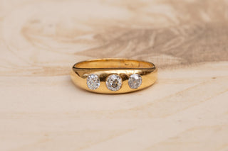 Edwardian Three Stone Old Cut Diamond Ring in 18K Gold, circa 1910