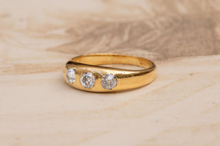 Edwardian Three Stone Old Cut Diamond Ring in 18K Gold, circa 1910