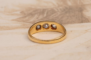 Edwardian Three Stone Old Cut Diamond Ring in 18K Gold, circa 1910
