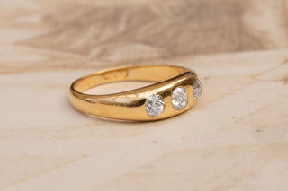 Edwardian Three Stone Old Cut Diamond Ring in 18K Gold, circa 1910