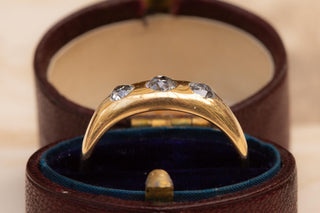 Edwardian Three Stone Old Cut Diamond Ring in 18K Gold, circa 1910
