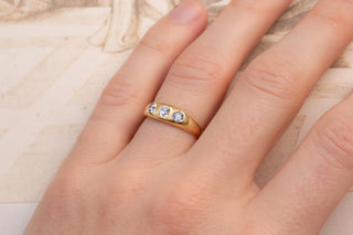 Edwardian Three Stone Old Cut Diamond Ring in 18K Gold, circa 1910
