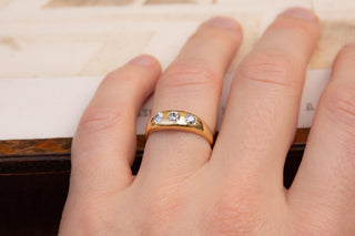 Edwardian Three Stone Old Cut Diamond Ring in 18K Gold, circa 1910