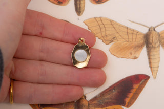 Antique French Art Deco Cherub Pendant in 18K Gold and Mother-of-Pearl, c.1920