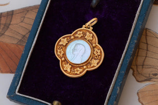 Belle Époque French Devotional Pendant in 18K Gold with Mother-of-Pearl Virgin M