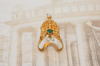 Antique Early 19th Century South Indian Gold ‘Nalī’ Ring with Emerald & Pearls