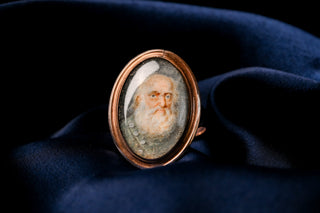 Créquy portrait ring on blue silk